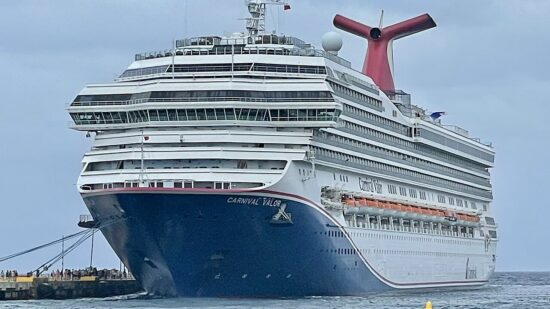 Carnival_Valor_(Bow,_New_Livery)