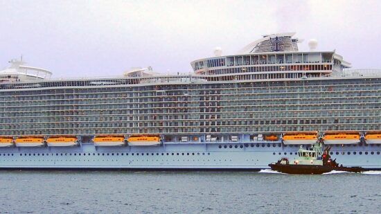 Allure_of_the_seas_sideview