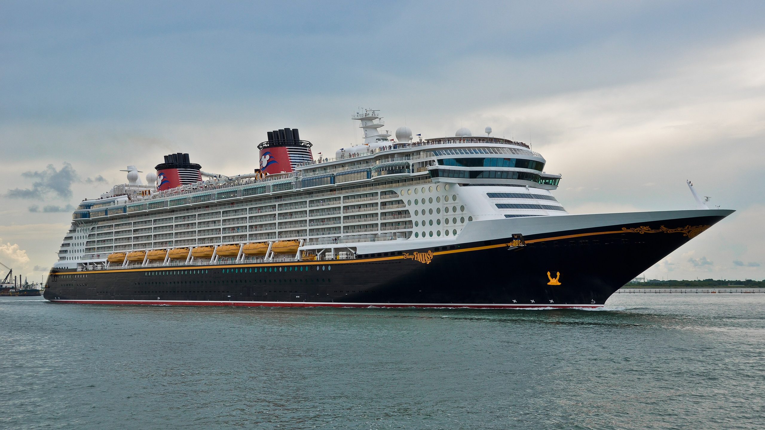 Disney_Fantasy_Cruise_Ship_(6)_(21000557309)